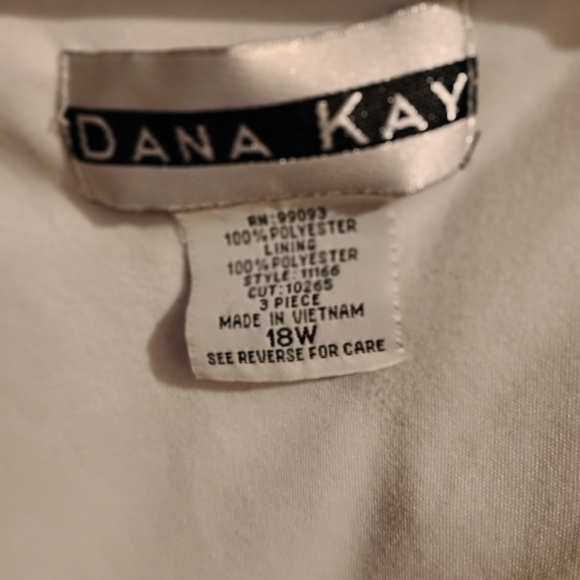 Dana Kay Monochrome Floral sleeveless Top - Picture 3 of 4